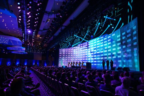 光影與空間的交響 音樂廳舞臺(tái)設(shè)計(jì)的藝術(shù)攝影與造型策劃